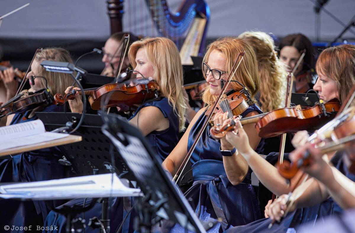 Michal Hrůza zahájil turné Symphonica na zahradě Trojského zámku, kapelu doprovází ženský orchestr i dětský sbor