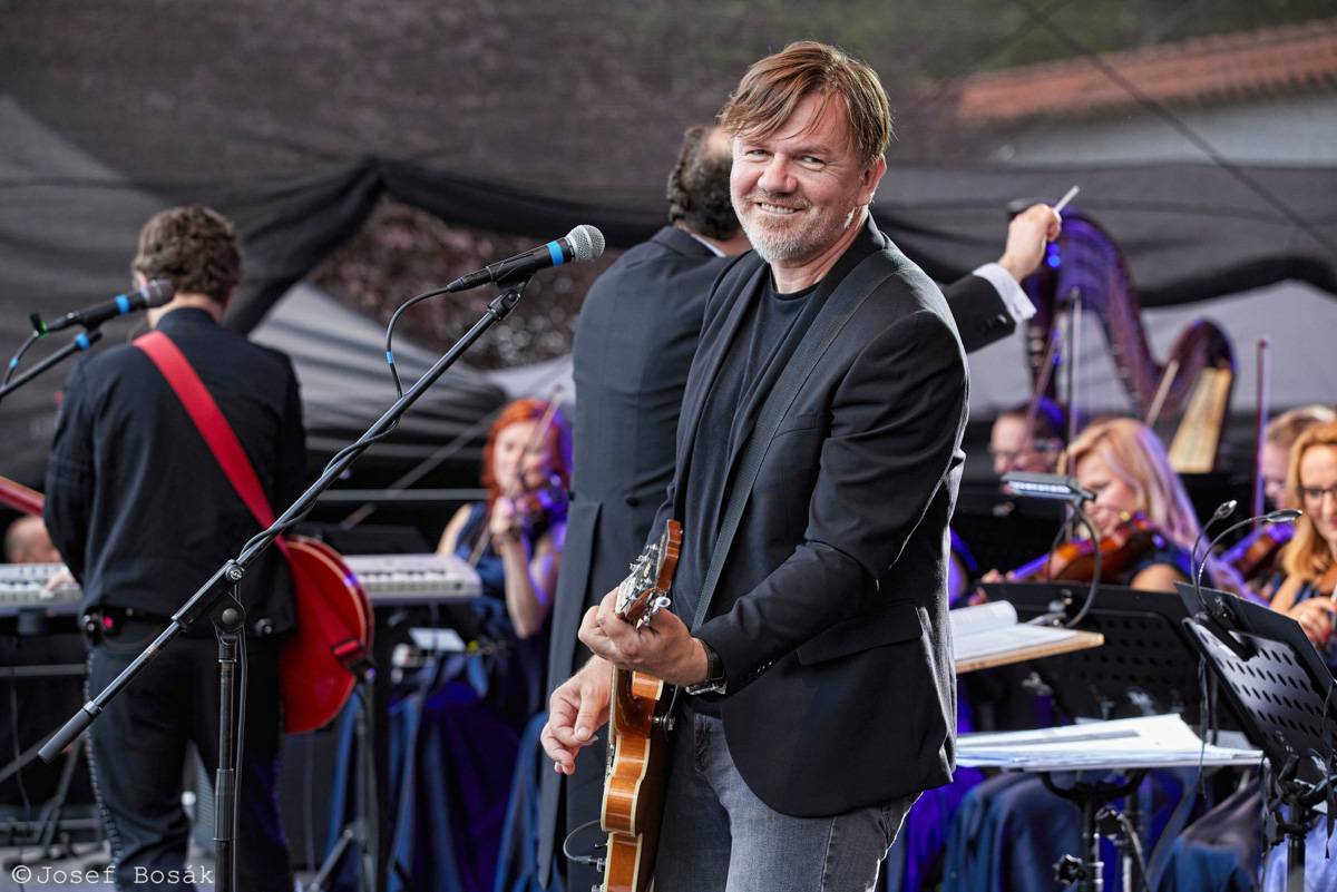 Michal Hrůza zahájil turné Symphonica na zahradě Trojského zámku, kapelu doprovází ženský orchestr i dětský sbor