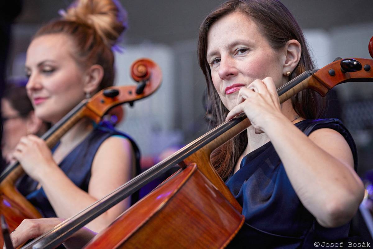 Michal Hrůza zahájil turné Symphonica na zahradě Trojského zámku, kapelu doprovází ženský orchestr i dětský sbor