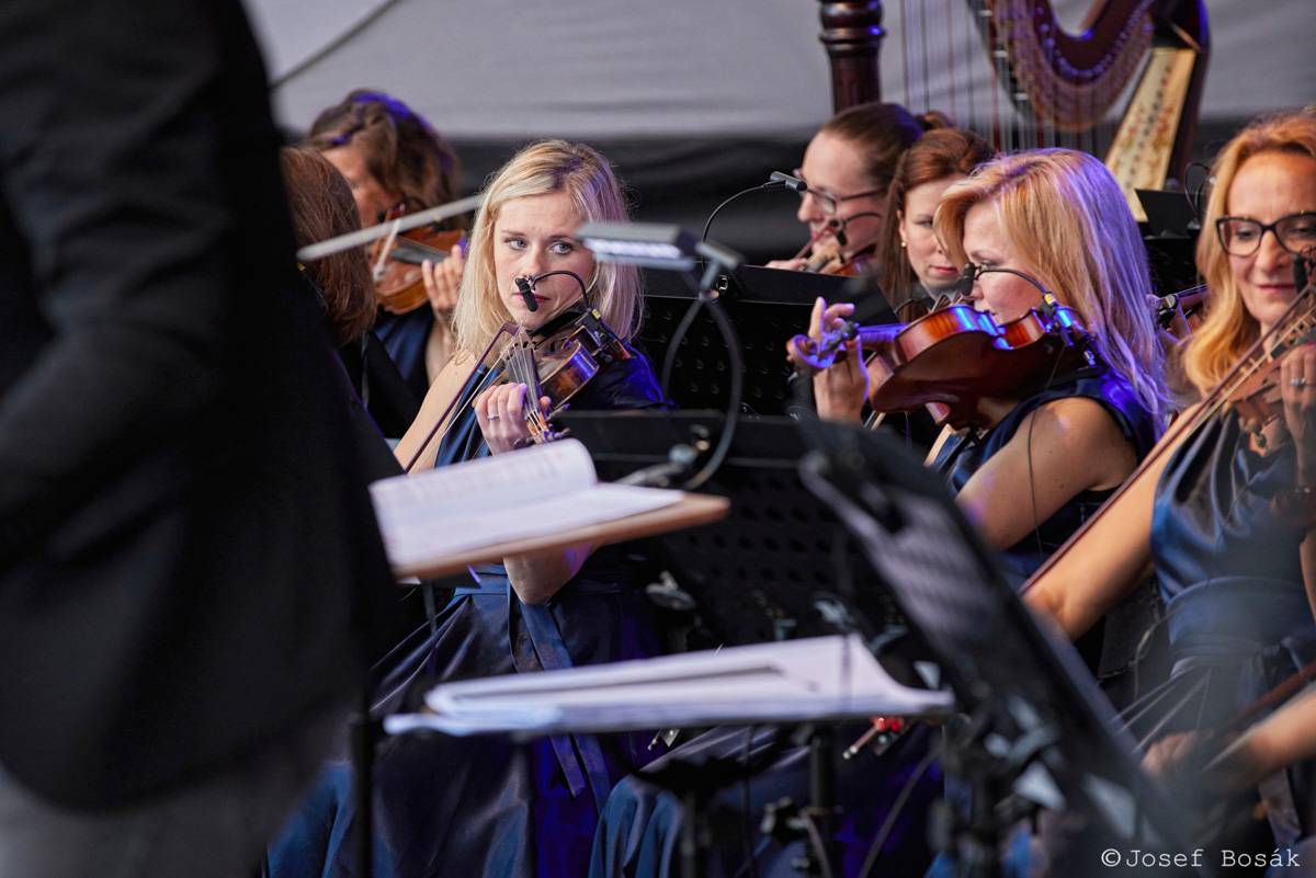 Michal Hrůza zahájil turné Symphonica na zahradě Trojského zámku, kapelu doprovází ženský orchestr i dětský sbor