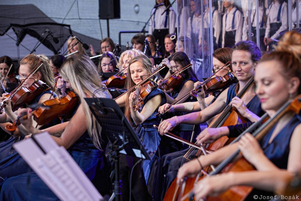 Michal Hrůza zahájil turné Symphonica na zahradě Trojského zámku, kapelu doprovází ženský orchestr i dětský sbor
