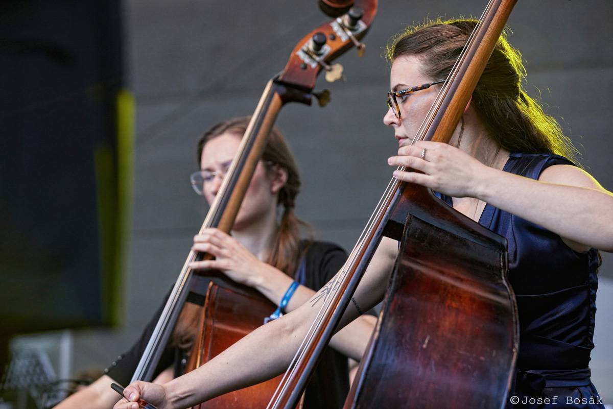 Michal Hrůza zahájil turné Symphonica na zahradě Trojského zámku, kapelu doprovází ženský orchestr i dětský sbor