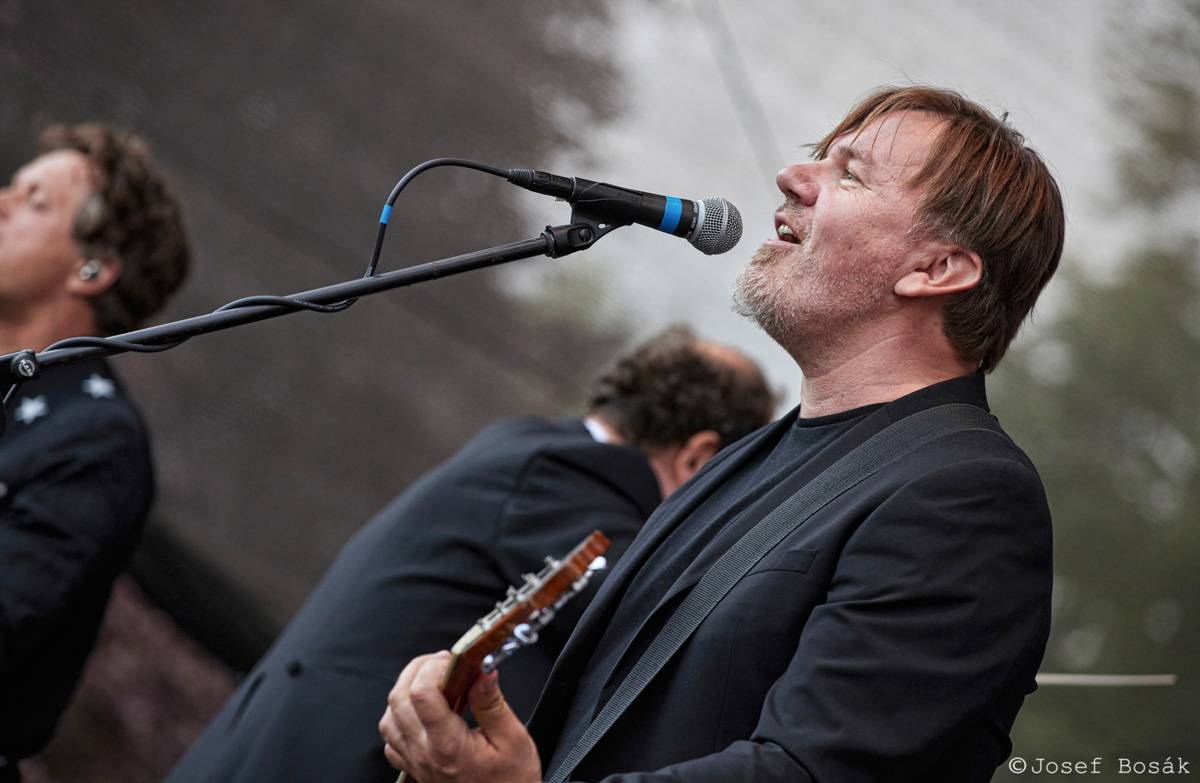 Michal Hrůza zahájil turné Symphonica na zahradě Trojského zámku, kapelu doprovází ženský orchestr i dětský sbor
