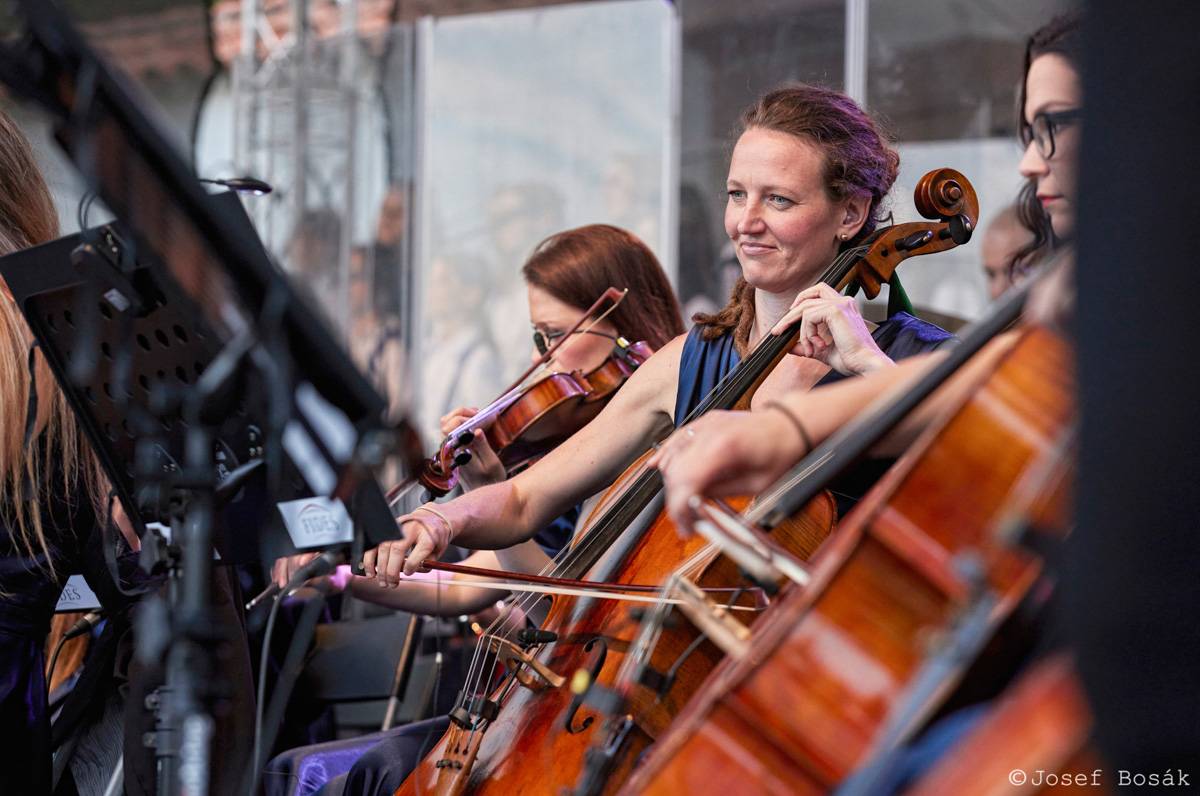 Michal Hrůza zahájil turné Symphonica na zahradě Trojského zámku, kapelu doprovází ženský orchestr i dětský sbor