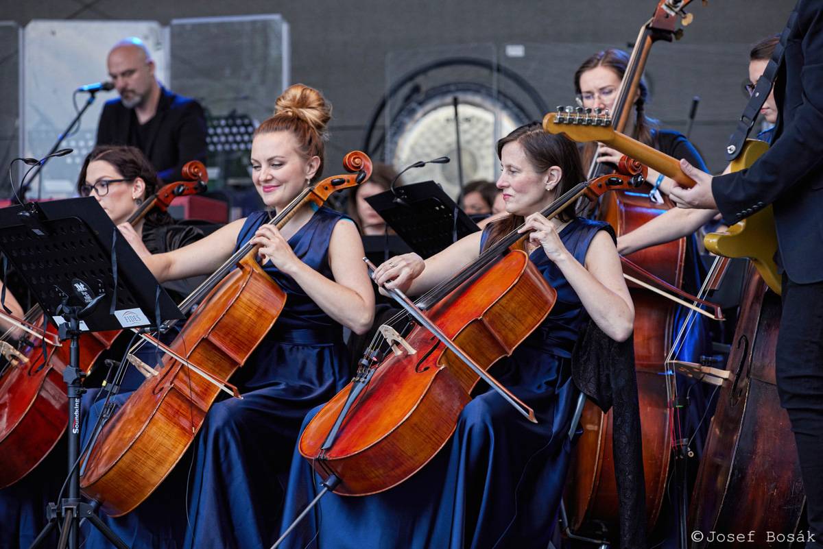 Michal Hrůza zahájil turné Symphonica na zahradě Trojského zámku, kapelu doprovází ženský orchestr i dětský sbor