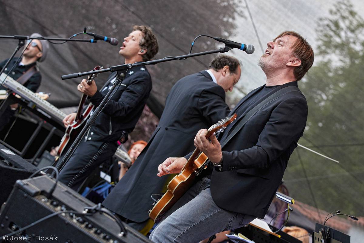 Michal Hrůza zahájil turné Symphonica na zahradě Trojského zámku, kapelu doprovází ženský orchestr i dětský sbor