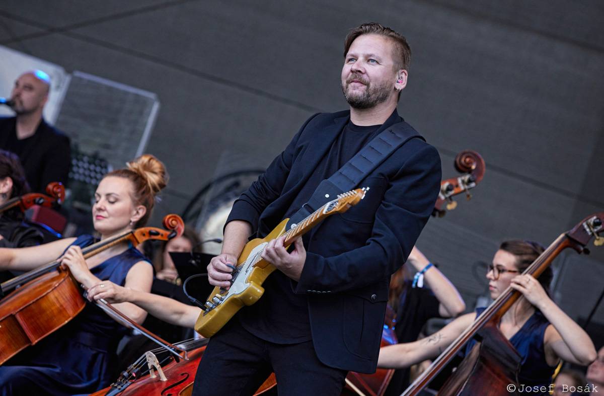 Michal Hrůza zahájil turné Symphonica na zahradě Trojského zámku, kapelu doprovází ženský orchestr i dětský sbor