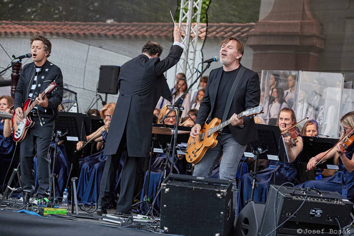 Michal Hrůza zahájil turné Symphonica na zahradě Trojského zámku, kapelu doprovází ženský orchestr i dětský sbor