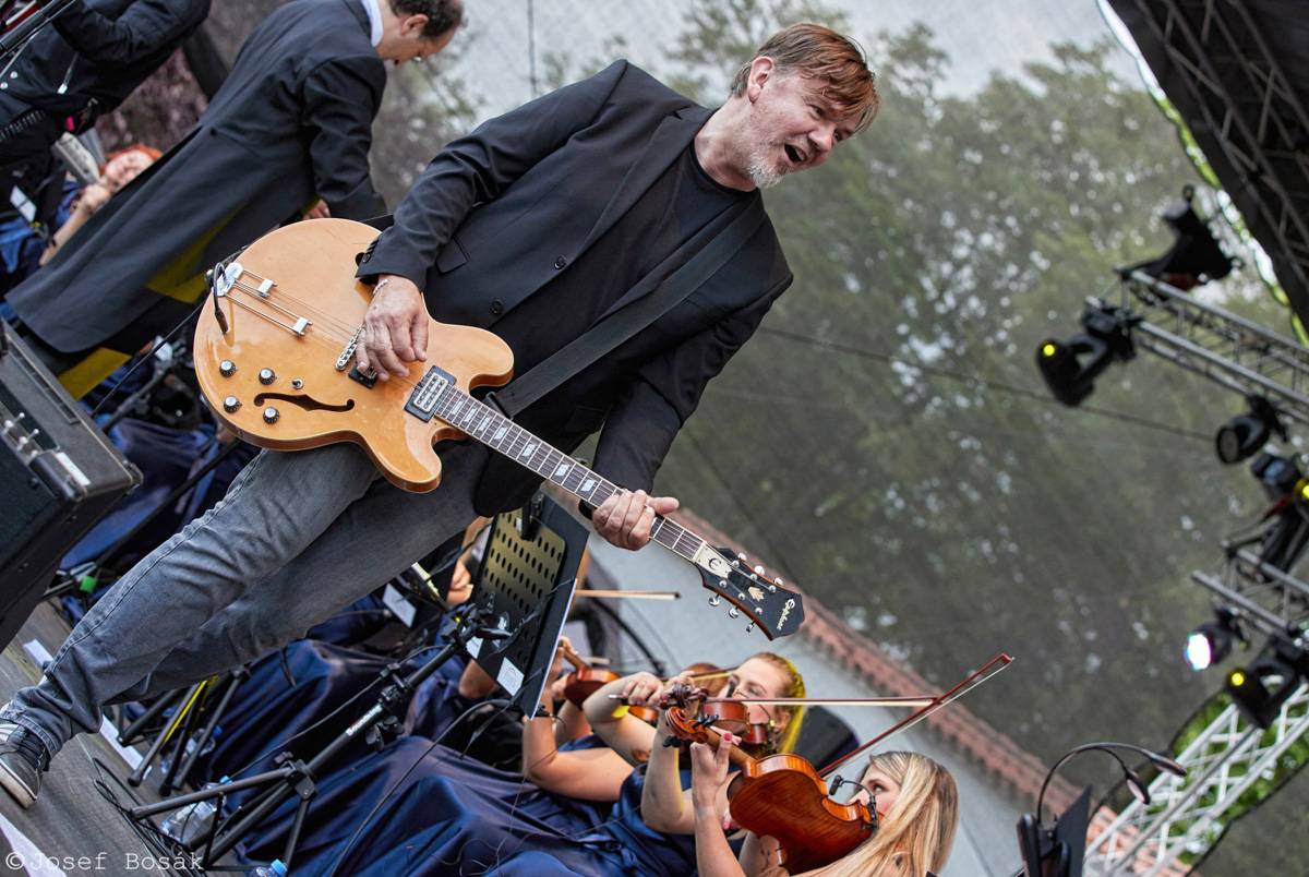 Michal Hrůza zahájil turné Symphonica na zahradě Trojského zámku, kapelu doprovází ženský orchestr i dětský sbor
