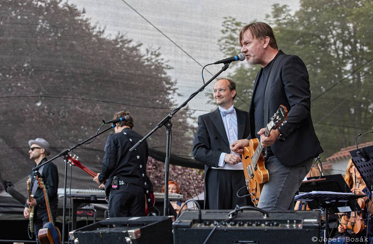Michal Hrůza zahájil turné Symphonica na zahradě Trojského zámku, kapelu doprovází ženský orchestr i dětský sbor