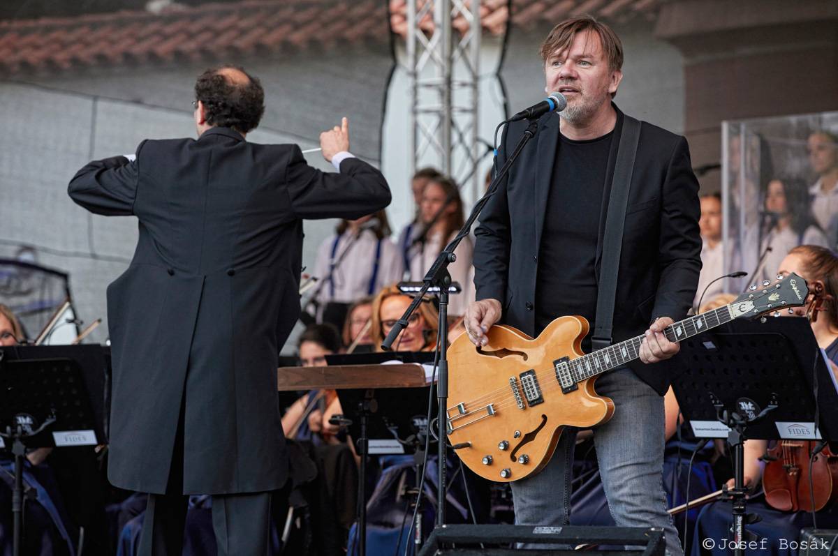 Michal Hrůza zahájil turné Symphonica na zahradě Trojského zámku, kapelu doprovází ženský orchestr i dětský sbor