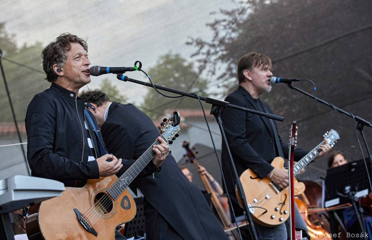 Michal Hrůza zahájil turné Symphonica na zahradě Trojského zámku, kapelu doprovází ženský orchestr i dětský sbor
