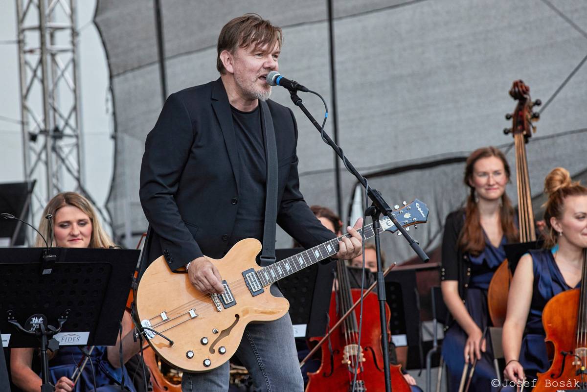 Michal Hrůza zahájil turné Symphonica na zahradě Trojského zámku, kapelu doprovází ženský orchestr i dětský sbor
