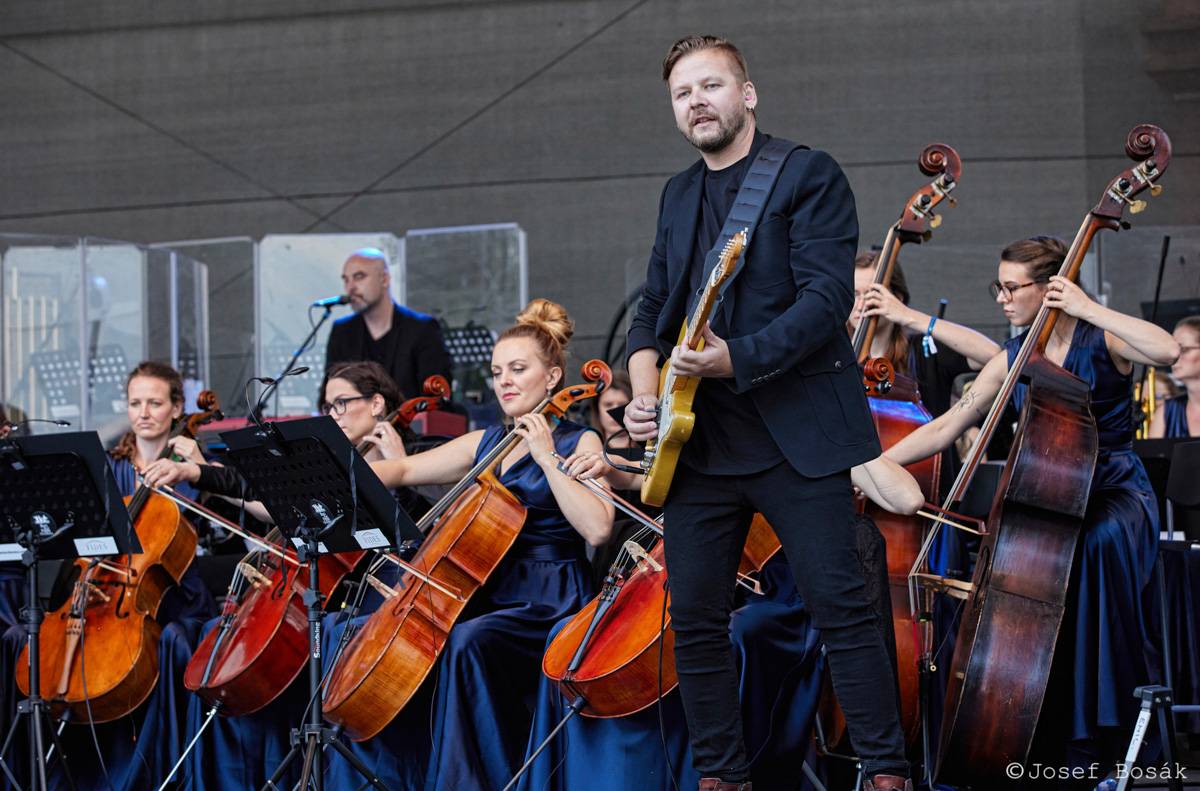 Michal Hrůza zahájil turné Symphonica na zahradě Trojského zámku, kapelu doprovází ženský orchestr i dětský sbor