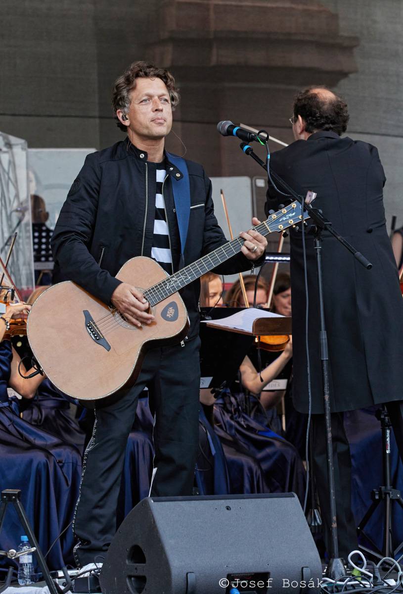 Michal Hrůza zahájil turné Symphonica na zahradě Trojského zámku, kapelu doprovází ženský orchestr i dětský sbor