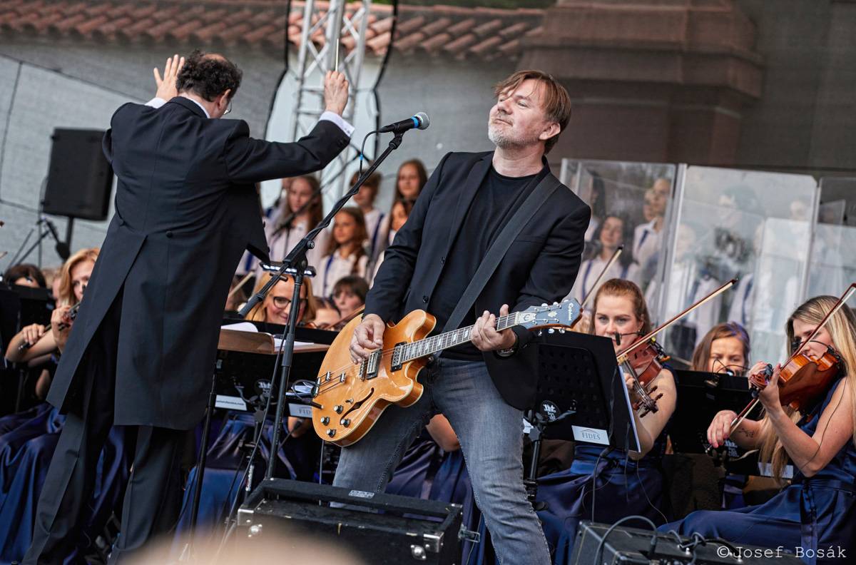 Michal Hrůza zahájil turné Symphonica na zahradě Trojského zámku, kapelu doprovází ženský orchestr i dětský sbor