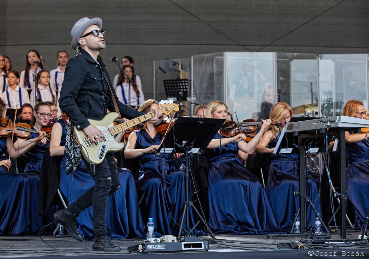 Michal Hrůza zahájil turné Symphonica na zahradě Trojského zámku, kapelu doprovází ženský orchestr i dětský sbor