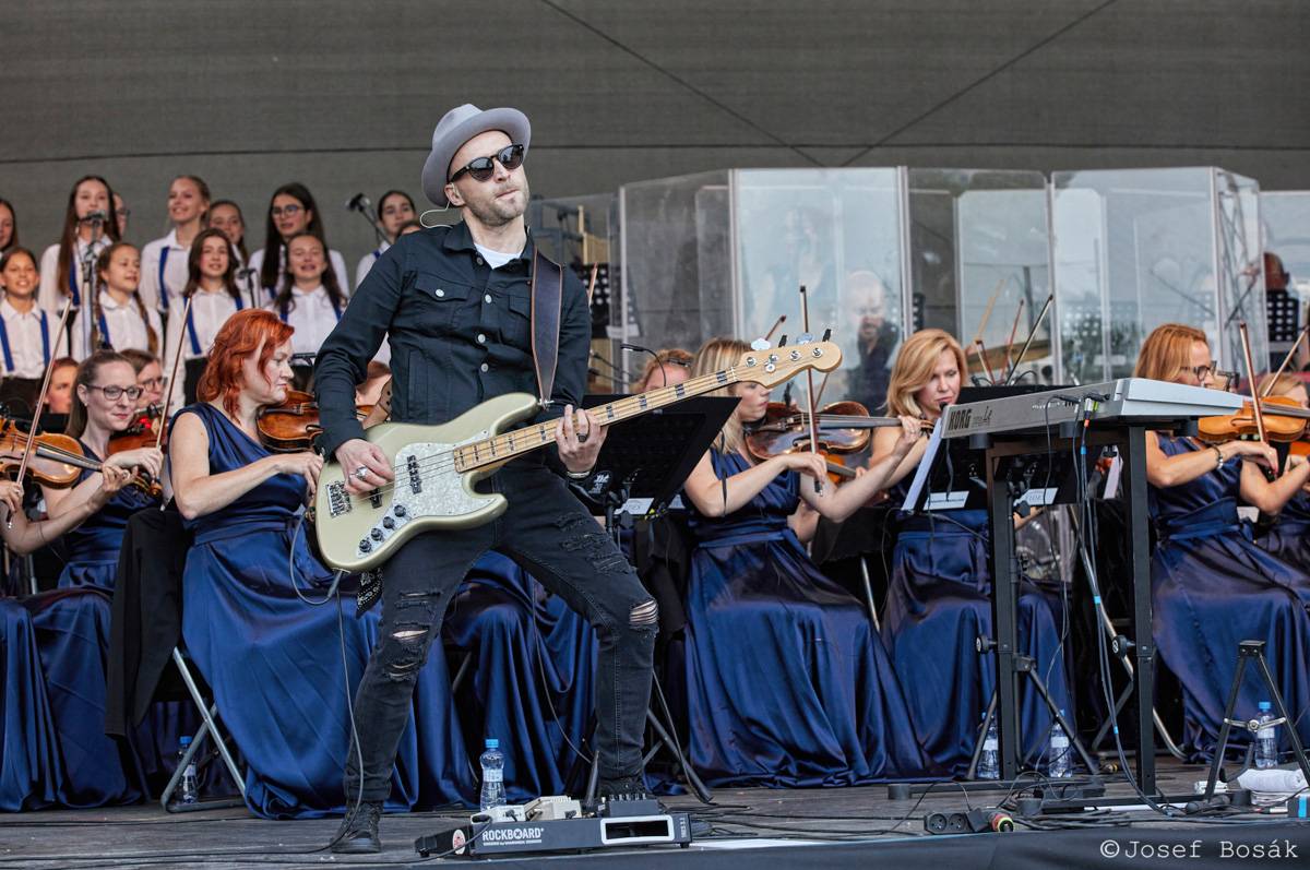 Michal Hrůza zahájil turné Symphonica na zahradě Trojského zámku, kapelu doprovází ženský orchestr i dětský sbor