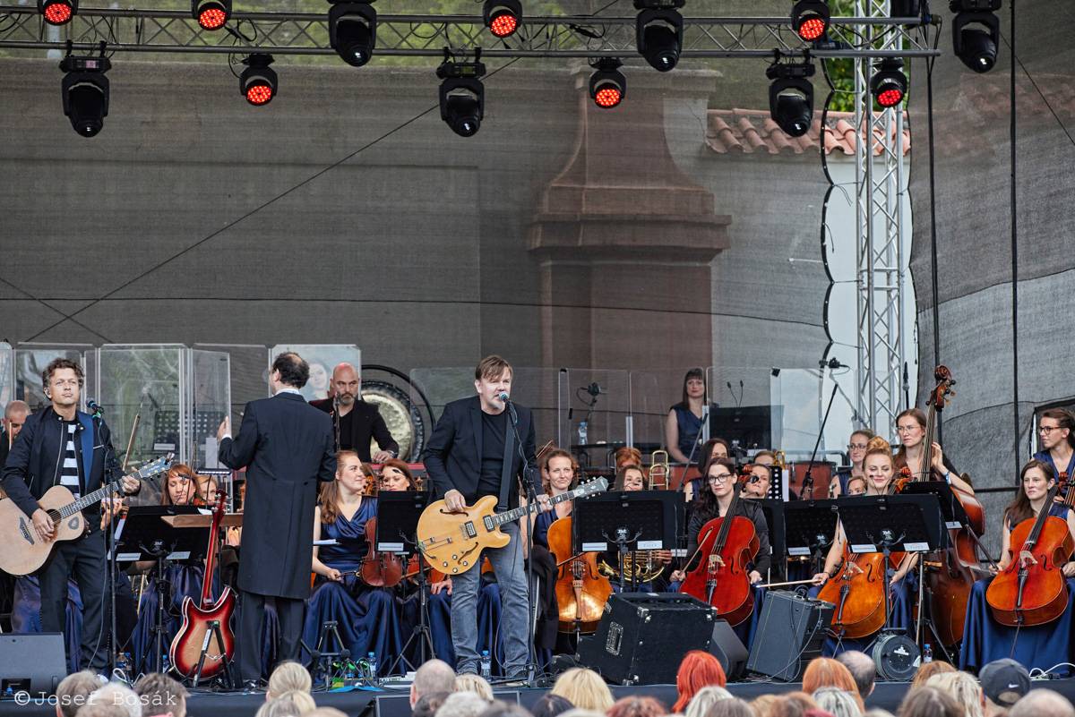Michal Hrůza zahájil turné Symphonica na zahradě Trojského zámku, kapelu doprovází ženský orchestr i dětský sbor