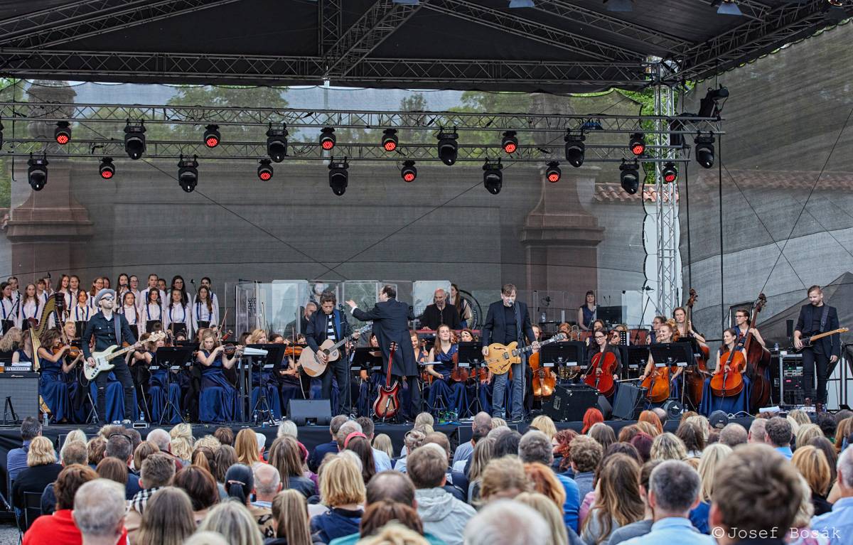 Michal Hrůza zahájil turné Symphonica na zahradě Trojského zámku, kapelu doprovází ženský orchestr i dětský sbor