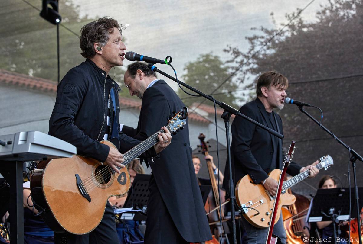 Michal Hrůza zahájil turné Symphonica na zahradě Trojského zámku, kapelu doprovází ženský orchestr i dětský sbor