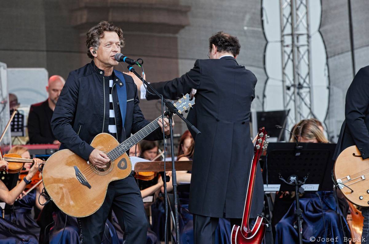Michal Hrůza zahájil turné Symphonica na zahradě Trojského zámku, kapelu doprovází ženský orchestr i dětský sbor