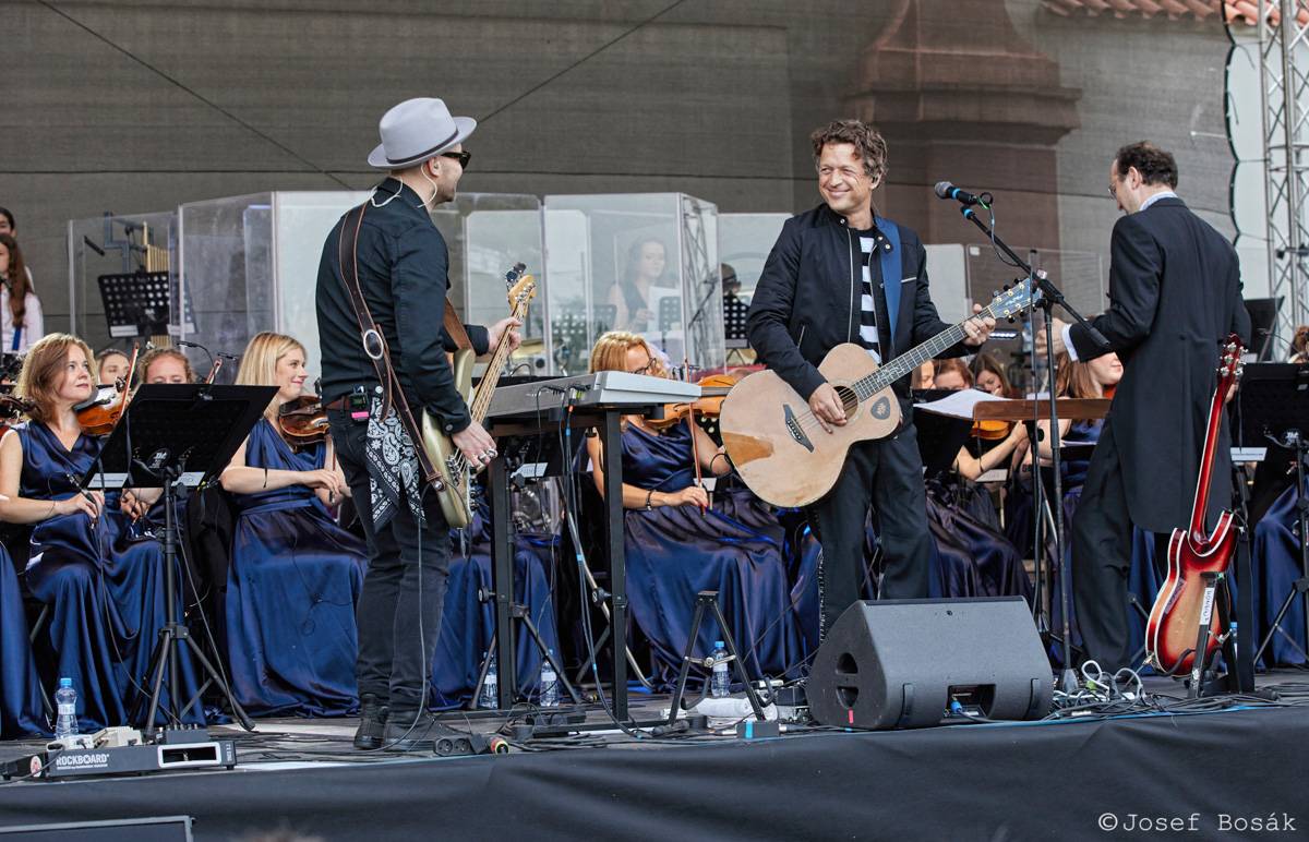 Michal Hrůza zahájil turné Symphonica na zahradě Trojského zámku, kapelu doprovází ženský orchestr i dětský sbor