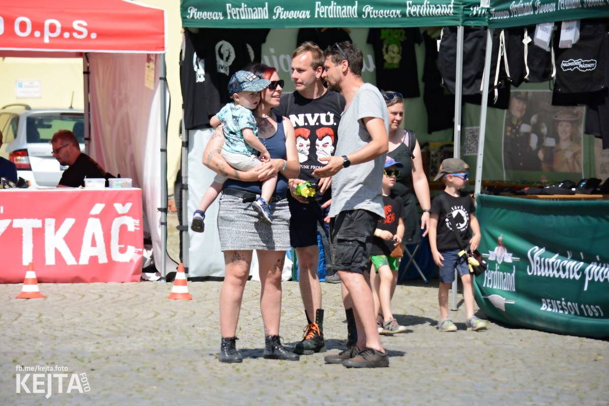 Punk Rock for Ferdinand: nejen dospěláci pařili na RV-4, The Fialky nebo !V.V.Ú.