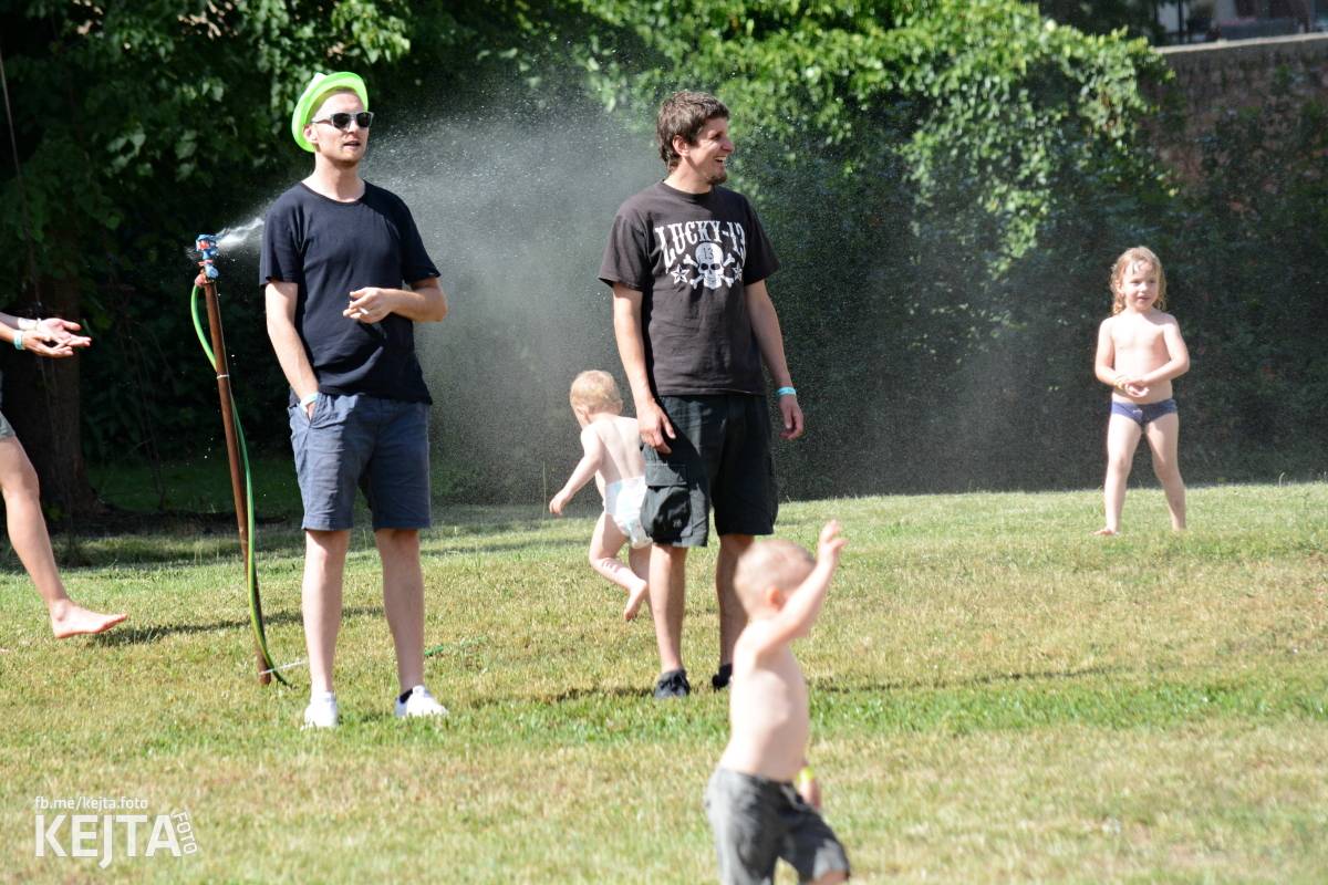 Punk Rock for Ferdinand: nejen dospěláci pařili na RV-4, The Fialky nebo !V.V.Ú.