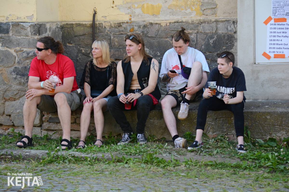 Punk Rock for Ferdinand: nejen dospěláci pařili na RV-4, The Fialky nebo !V.V.Ú.