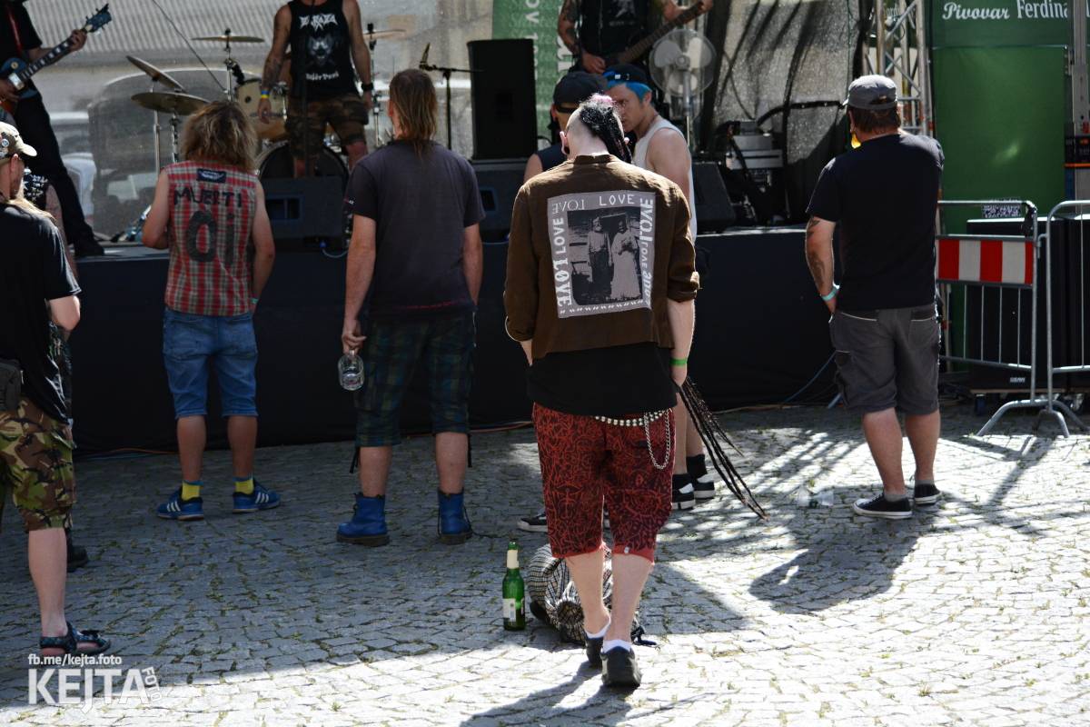 Punk Rock for Ferdinand: nejen dospěláci pařili na RV-4, The Fialky nebo !V.V.Ú.