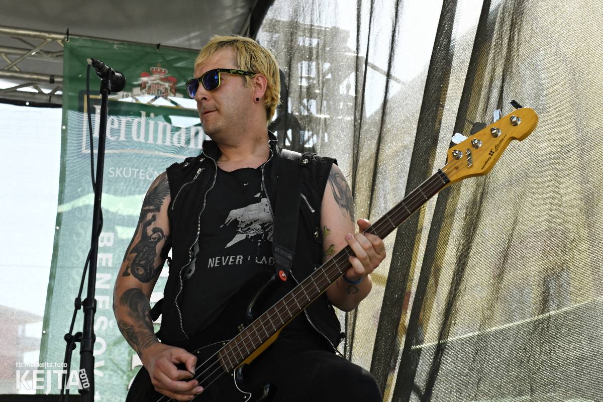 Punk Rock for Ferdinand: nejen dospěláci pařili na RV-4, The Fialky nebo !V.V.Ú.