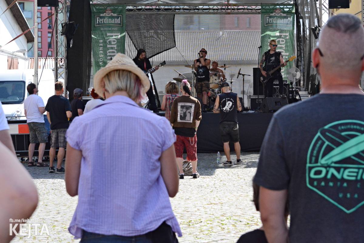 Punk Rock for Ferdinand: nejen dospěláci pařili na RV-4, The Fialky nebo !V.V.Ú.