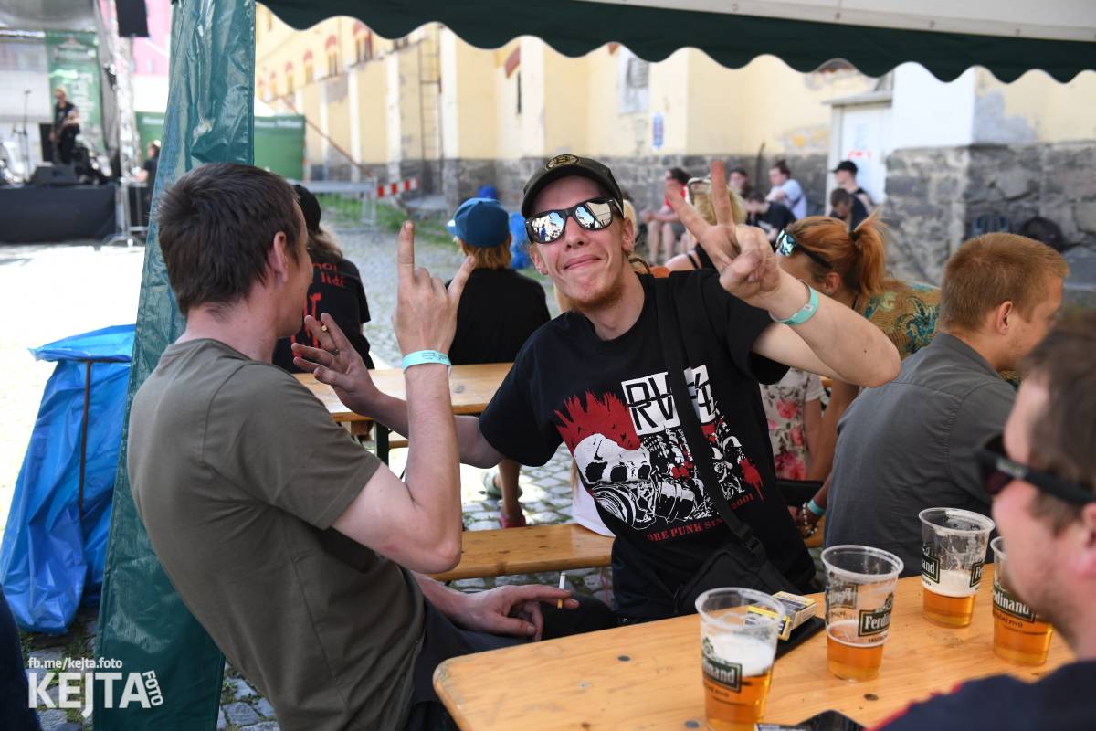 Punk Rock for Ferdinand: nejen dospěláci pařili na RV-4, The Fialky nebo !V.V.Ú.