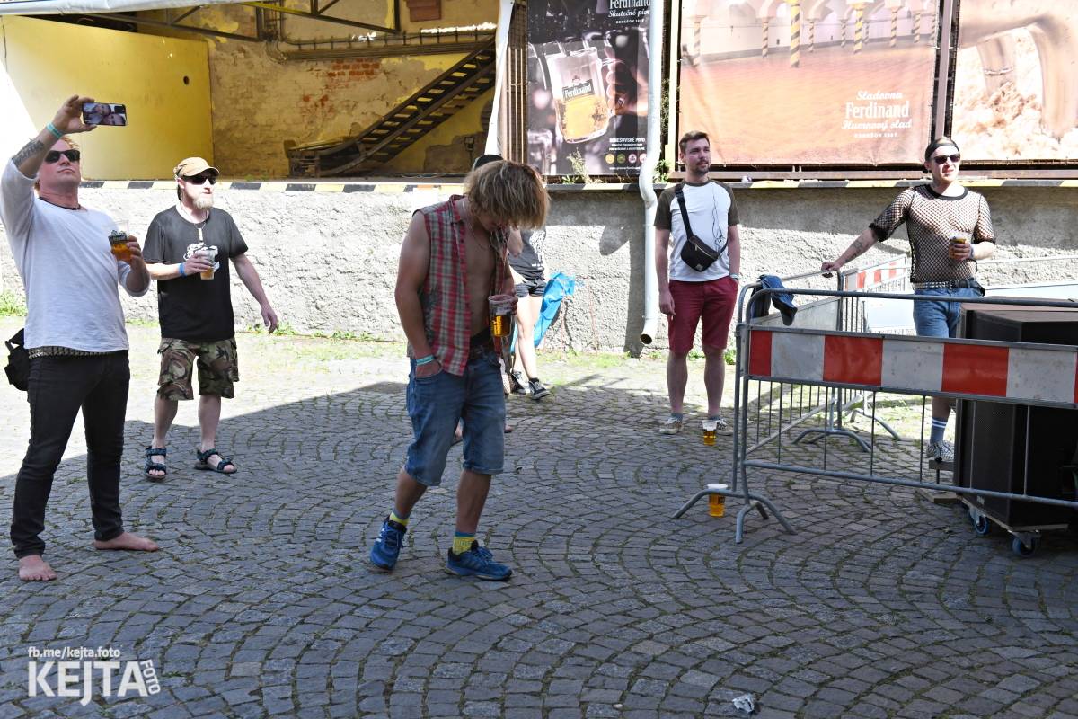 Punk Rock for Ferdinand: nejen dospěláci pařili na RV-4, The Fialky nebo !V.V.Ú.