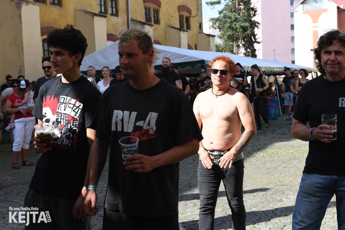 Punk Rock for Ferdinand: nejen dospěláci pařili na RV-4, The Fialky nebo !V.V.Ú.