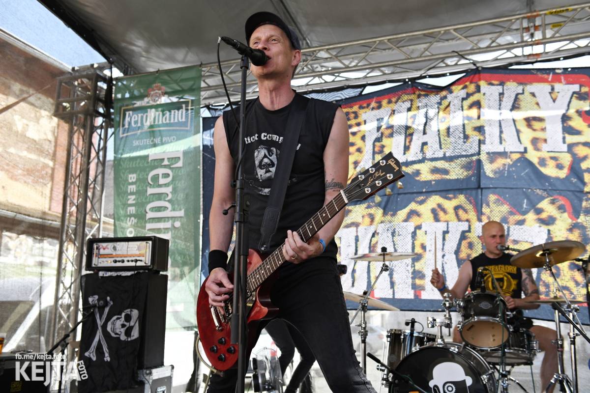 Punk Rock for Ferdinand: nejen dospěláci pařili na RV-4, The Fialky nebo !V.V.Ú.