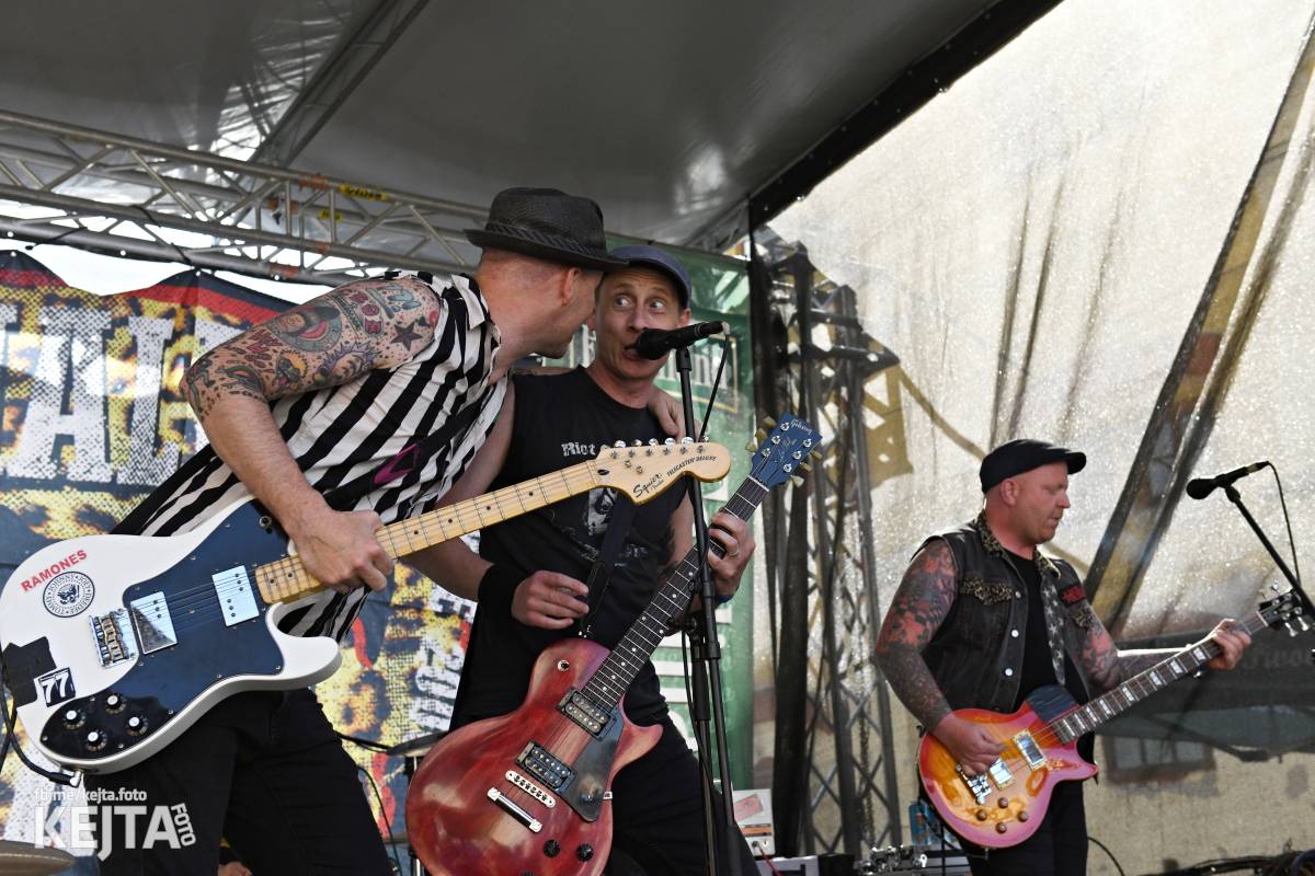 Punk Rock for Ferdinand: nejen dospěláci pařili na RV-4, The Fialky nebo !V.V.Ú.