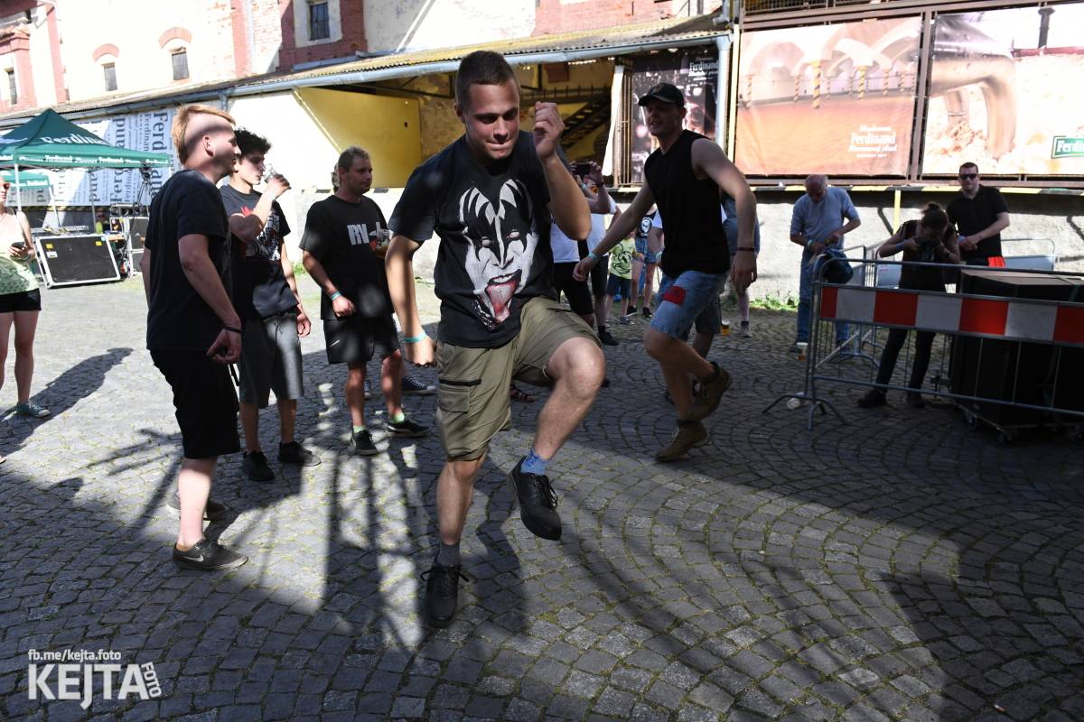 Punk Rock for Ferdinand: nejen dospěláci pařili na RV-4, The Fialky nebo !V.V.Ú.