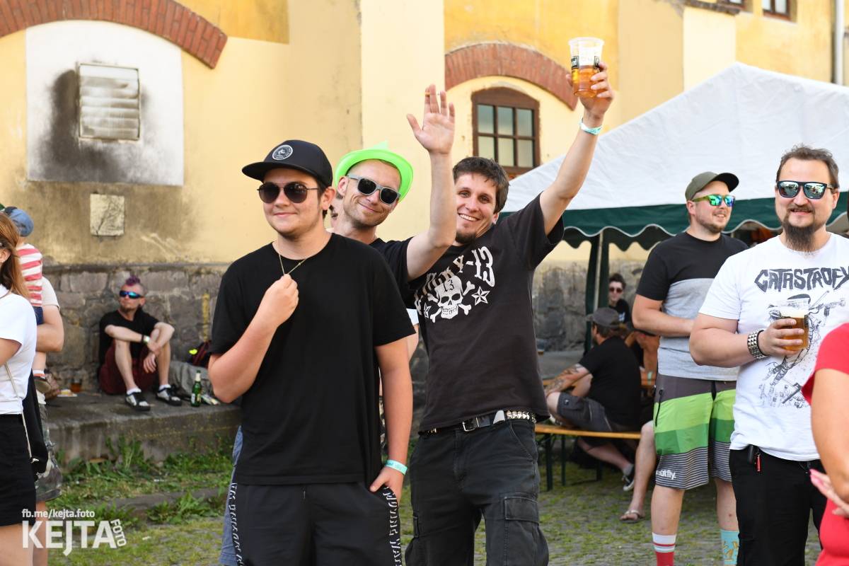 Punk Rock for Ferdinand: nejen dospěláci pařili na RV-4, The Fialky nebo !V.V.Ú.