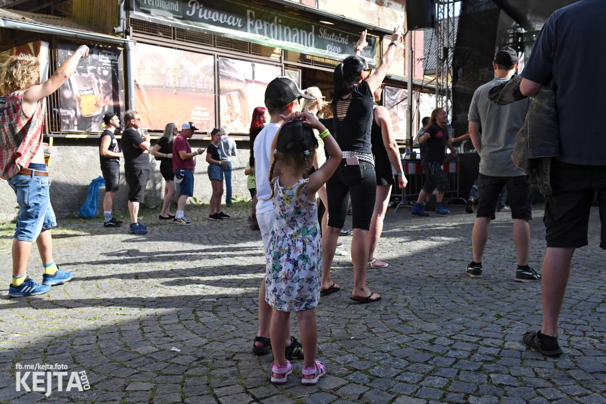 Punk Rock for Ferdinand: nejen dospěláci pařili na RV-4, The Fialky nebo !V.V.Ú.