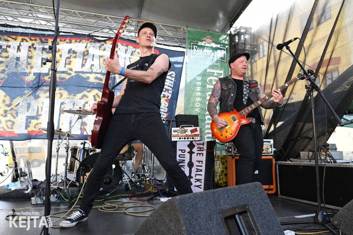 Punk Rock for Ferdinand: nejen dospěláci pařili na RV-4, The Fialky nebo !V.V.Ú.