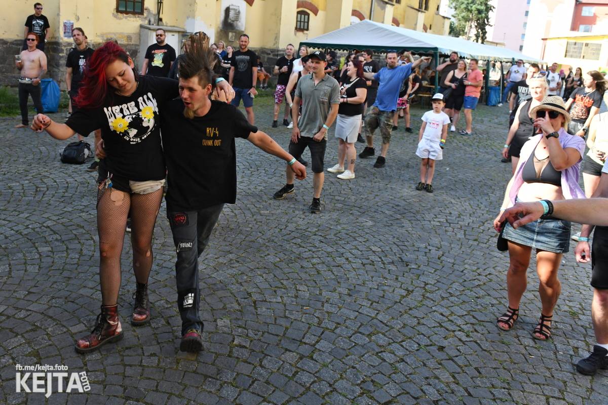 Punk Rock for Ferdinand: nejen dospěláci pařili na RV-4, The Fialky nebo !V.V.Ú.