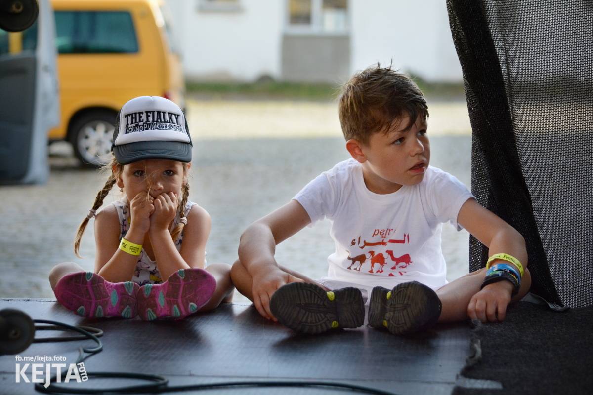 Punk Rock for Ferdinand: nejen dospěláci pařili na RV-4, The Fialky nebo !V.V.Ú.