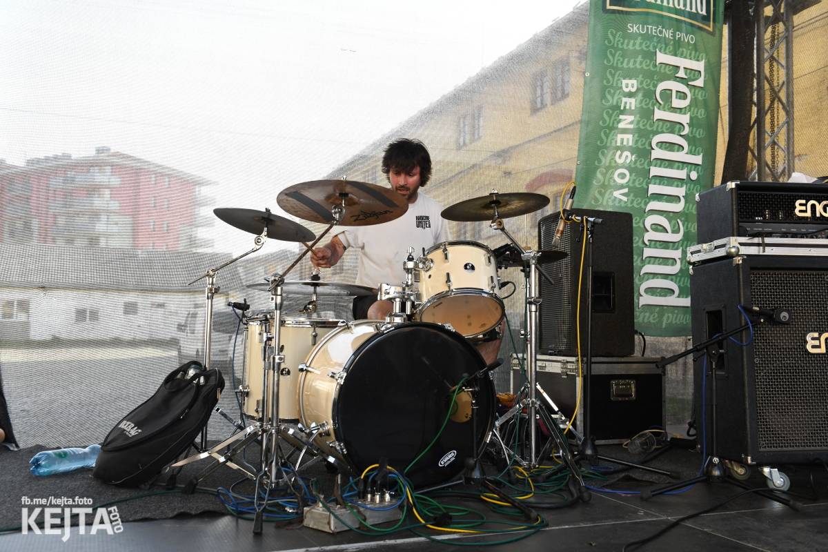 Punk Rock for Ferdinand: nejen dospěláci pařili na RV-4, The Fialky nebo !V.V.Ú.
