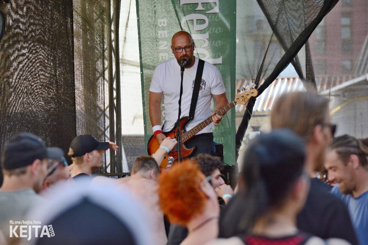 Punk Rock for Ferdinand: nejen dospěláci pařili na RV-4, The Fialky nebo !V.V.Ú.