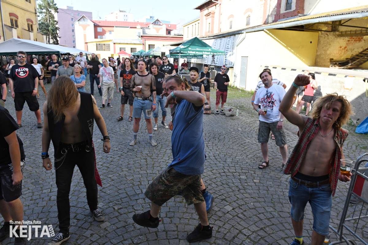 Punk Rock for Ferdinand: nejen dospěláci pařili na RV-4, The Fialky nebo !V.V.Ú.