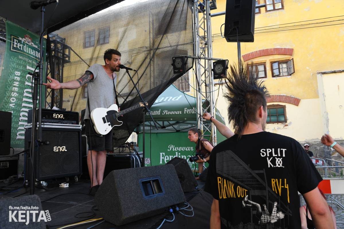 Punk Rock for Ferdinand: nejen dospěláci pařili na RV-4, The Fialky nebo !V.V.Ú.