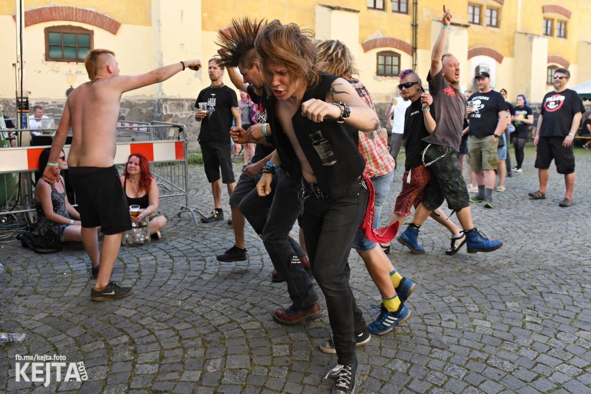 Punk Rock for Ferdinand: nejen dospěláci pařili na RV-4, The Fialky nebo !V.V.Ú.