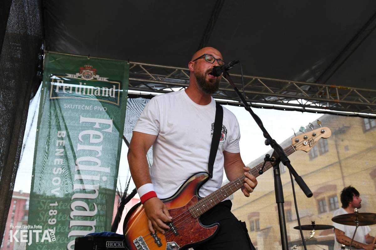 Punk Rock for Ferdinand: nejen dospěláci pařili na RV-4, The Fialky nebo !V.V.Ú.